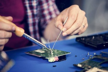 Elektronik devre kartı ile lehimleme teneke portre