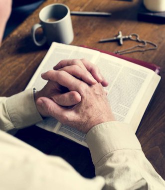 Hıristiyan adam dua, inanıyorum 