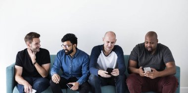 Cep telefonu kullaranarak farklı erkek grup