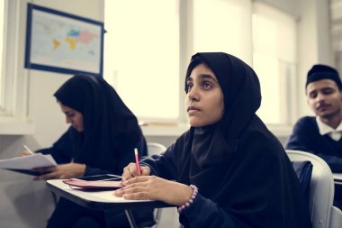 çeşitli Müslüman çocukların sınıfta eğitim