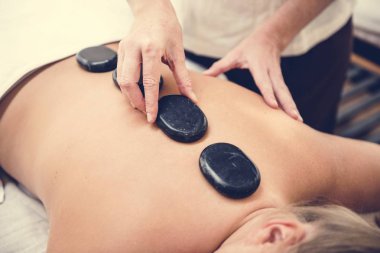 Kadın taş masaj spa salon de elde 