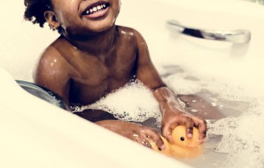 Afrikalı çocuk küvetin tadını çıkarıyor.