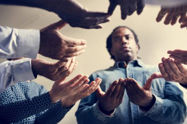 Hıristiyanlık insanlar dua eden umut birlikte grup