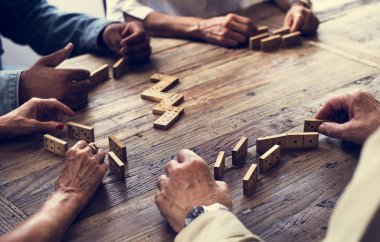 Bir grup insan Domino oynuyor 