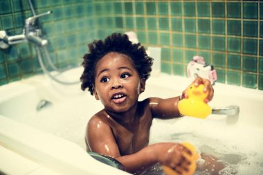 Afrika kökenli çocuk banyo