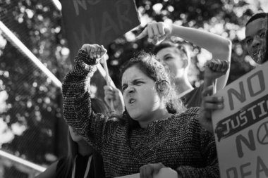 Posterler savaş karşıtı adalet barış kavramı holding gösteri protesto kızgın genç kız closeup