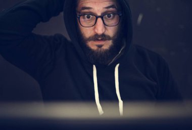 hacker hoody çalışan bir bilgisayarda, siber suçlar'ı