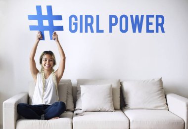 Kanepede bir kadın söz bekliyor.