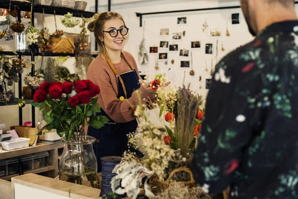 Florista Sugerindo Buquê Flores Para Cliente — Fotografia de Stock