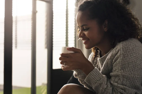 Mulher Tomando Uma Xícara Quente Café — Fotografia de Stock