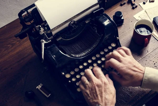 Kéz Vintage Írógépet Írás — Stock Fotó