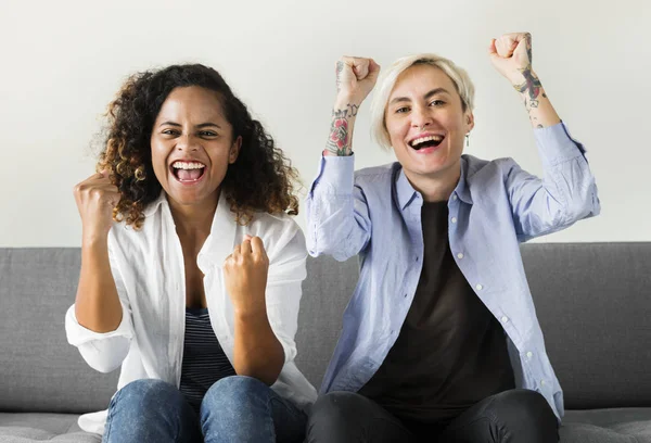 Amigos Comemorando Sofá — Fotografia de Stock