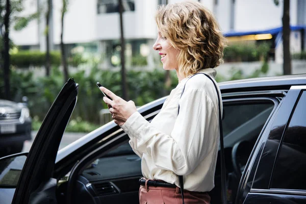 Wanita Sms Sebelum Masuk Mobil — Stok Foto