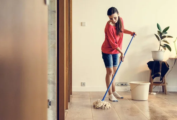Caucasian Woman Doing House Chores — Stock Photo, Image