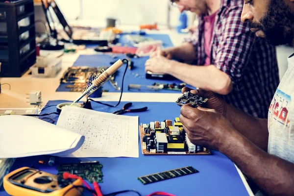 Tampilan Samping Dari Teknisi Yang Bekerja Mainboard Komputer — Stok Foto