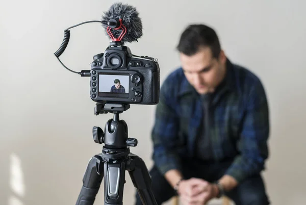 Tiro Foco Seletivo Vídeo Blogger Sentado Frente Câmera — Fotografia de Stock