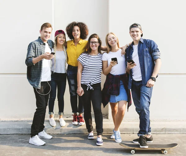 Young Adult Friends Using Smartphones Together Outdoors Youth Culture Concept — Stock Photo, Image