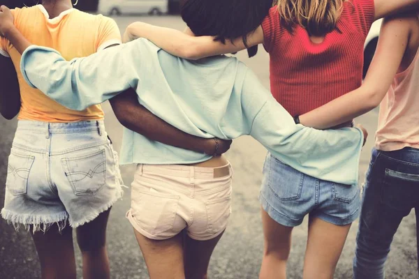 Achteraanzicht Van Een Groep Uiteenlopende Vrouw Vrienden Samen Wandelen — Stockfoto