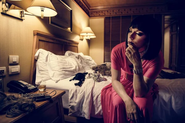 ロシア男性の女装のホテルで女性としてドレスします — ストック写真