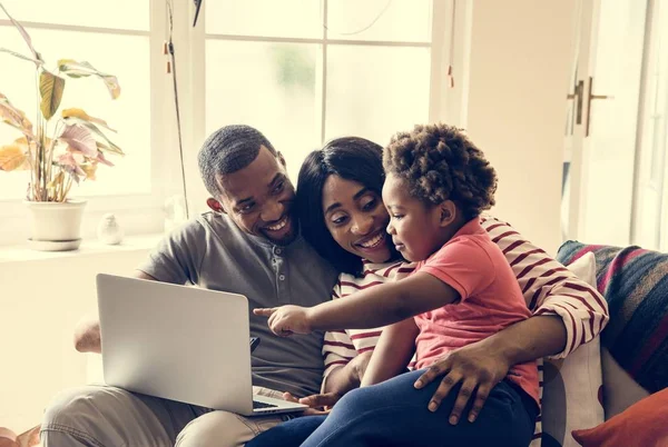 Familia Africana Pasando Tiempo Juntos —  Fotos de Stock