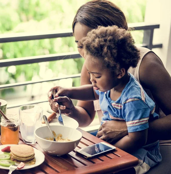 Alleenstaande Moeder Ontbijten Met Haar Kind — Stockfoto