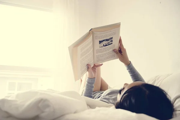 Eine Asiatische Frau Liest Auf Einem Bett Einem Hellen Minimalistischen — Stockfoto