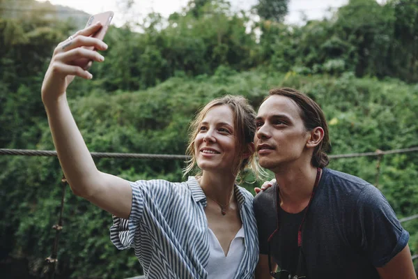 Kaukasiska Kvinna Och Man Tar Selfie Utomhus Rekreation Fritid Frihet — Stockfoto