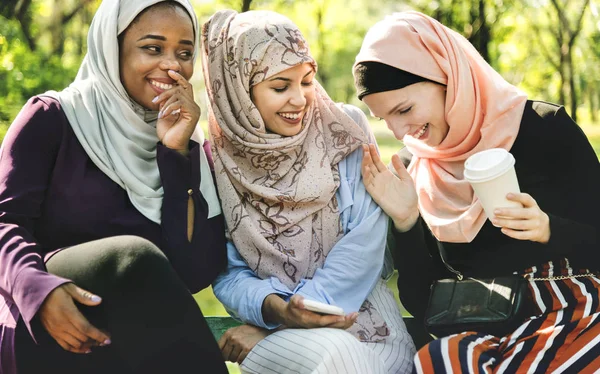 Mulheres Islâmicas Amigos Conversando Divertindo — Fotografia de Stock