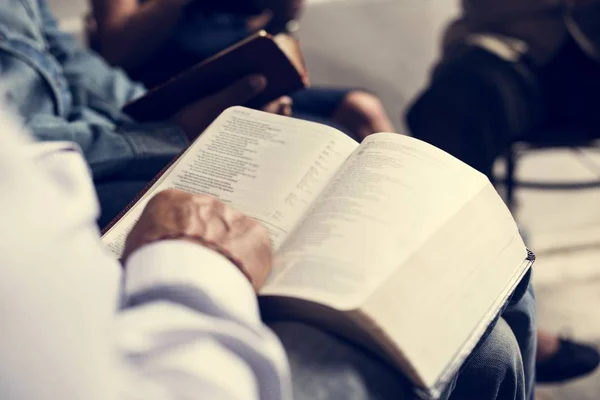 Grupo Personas Cristianas Leyendo Biblia Juntas —  Fotos de Stock