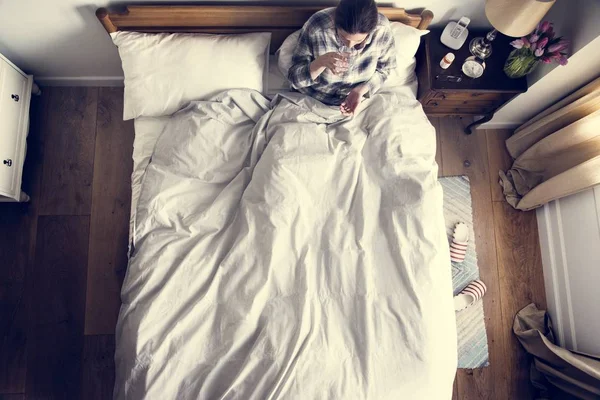 Кавказький Жінка Приймаючи Таблетки Ліжку — стокове фото