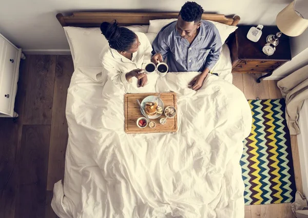 Pareja Afroamericana Cama Desayunando Cama —  Fotos de Stock