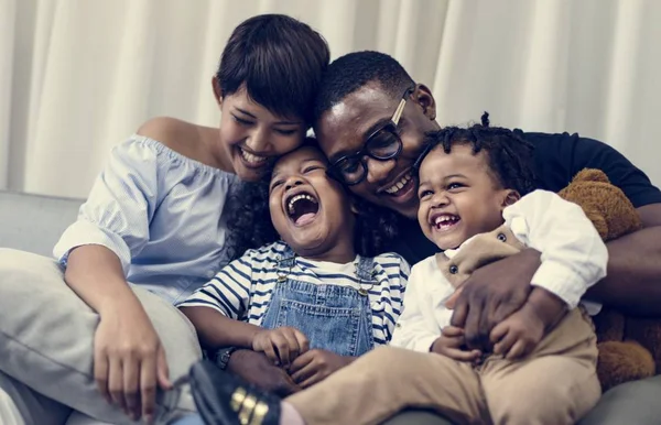 Glada Afrikanska Familj Leende — Stockfoto