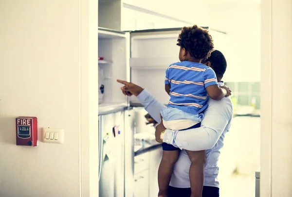 Family Time Father Son Looking Fridge — Stock Photo, Image
