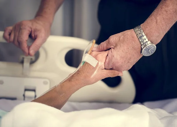 Marido Mãos Dadas Sua Esposa Hospital — Fotografia de Stock