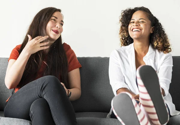 Girls Talking Together Couch — Stock Photo, Image