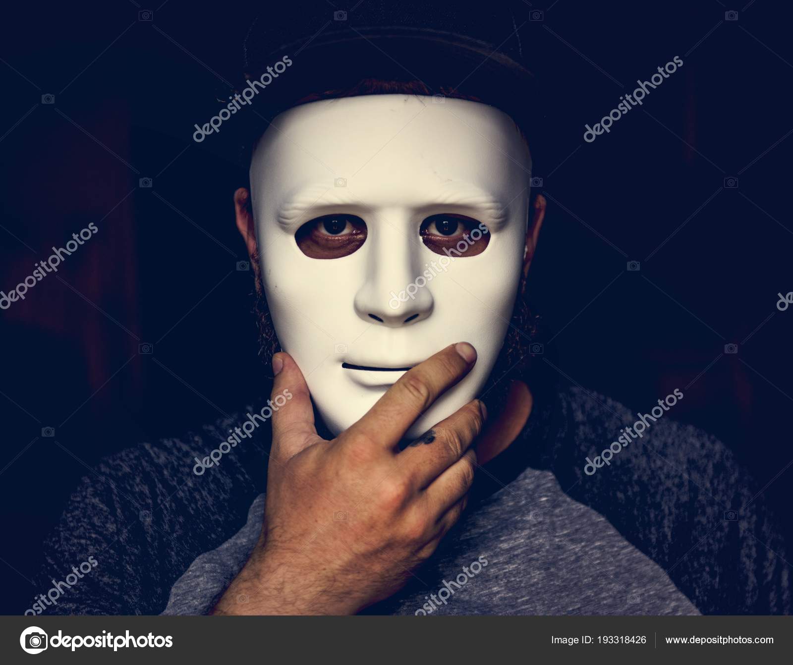 kaum Beschweren Hallo man holding a mask Einflussreich Tahiti nur