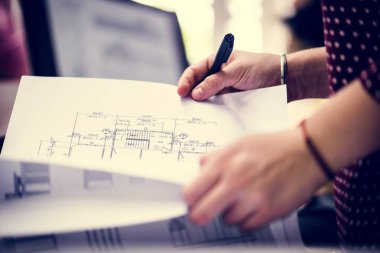 Belge iş üzerinde çalışan kadın