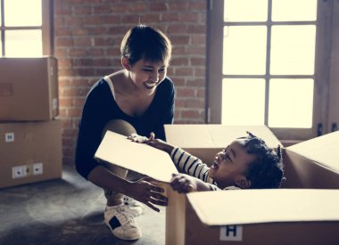 Anne çocuğunu kutusunda ile