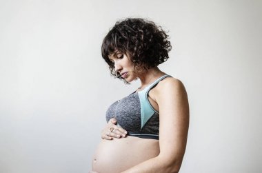 Hamile kadın hafif egzersiz yapıyor.