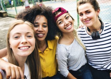 Park selfie çok uluslu kız arkadaşlar