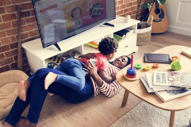 Anne ve oğlu birlikte vakit