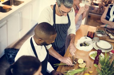 İnsanlar mutfakta yemek