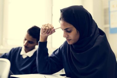 çeşitli Müslüman öğrenciler sınıfta, öğrenciler görev düşünme eğitimi 