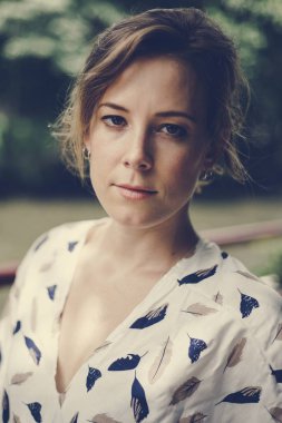 Genç kafkas kadın rahatlatıcı dışarıda