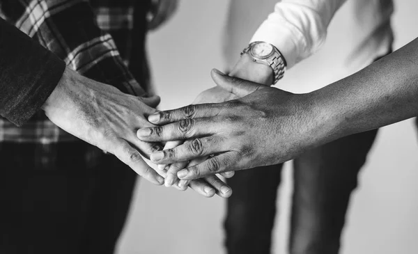 Diversas Pessoas Unem Mãos Trabalho Equipe Conceito Comunidade — Fotografia de Stock