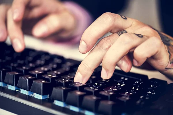 Geschäftsmann Tippt Auf Tastatur — Stockfoto