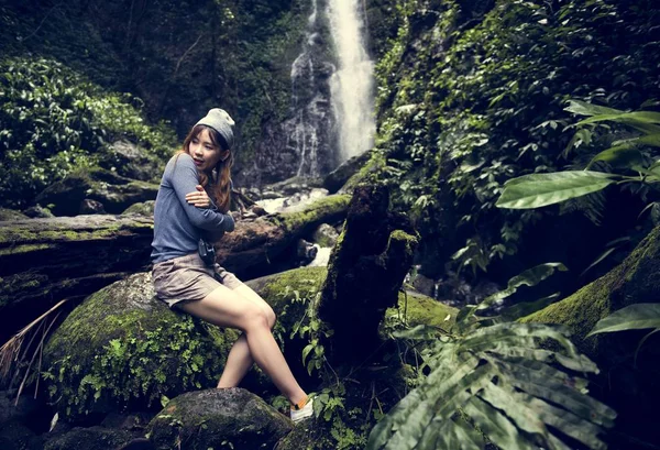 Mulher Asiática Desfrutando Uma Viagem Livre — Fotografia de Stock