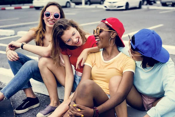 Група Різноманітних Жінок Розважаються Разом — стокове фото