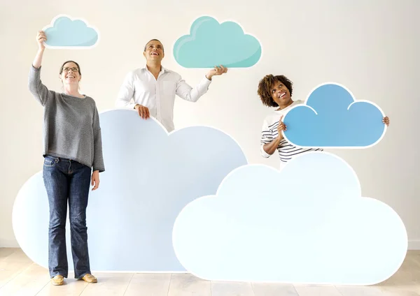 Gente Feliz Con Iconos Nube Tecnología —  Fotos de Stock