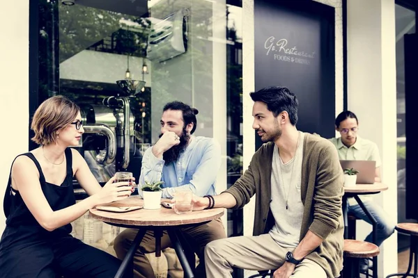 Amigos Elegantes Sentados Café Conversando — Fotografia de Stock